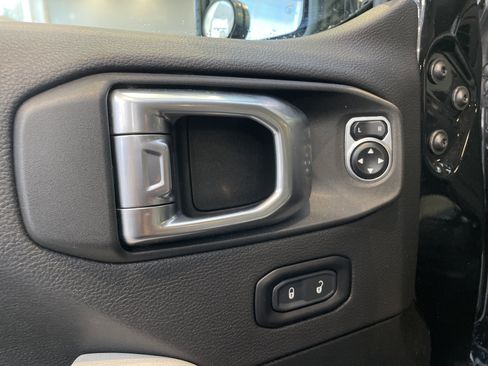 Used 2023 Jeep Gladiator Overland AWD/4WD image 15