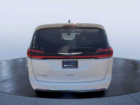 Used 2023 Chrysler Pacifica Touring-L FWD image 7