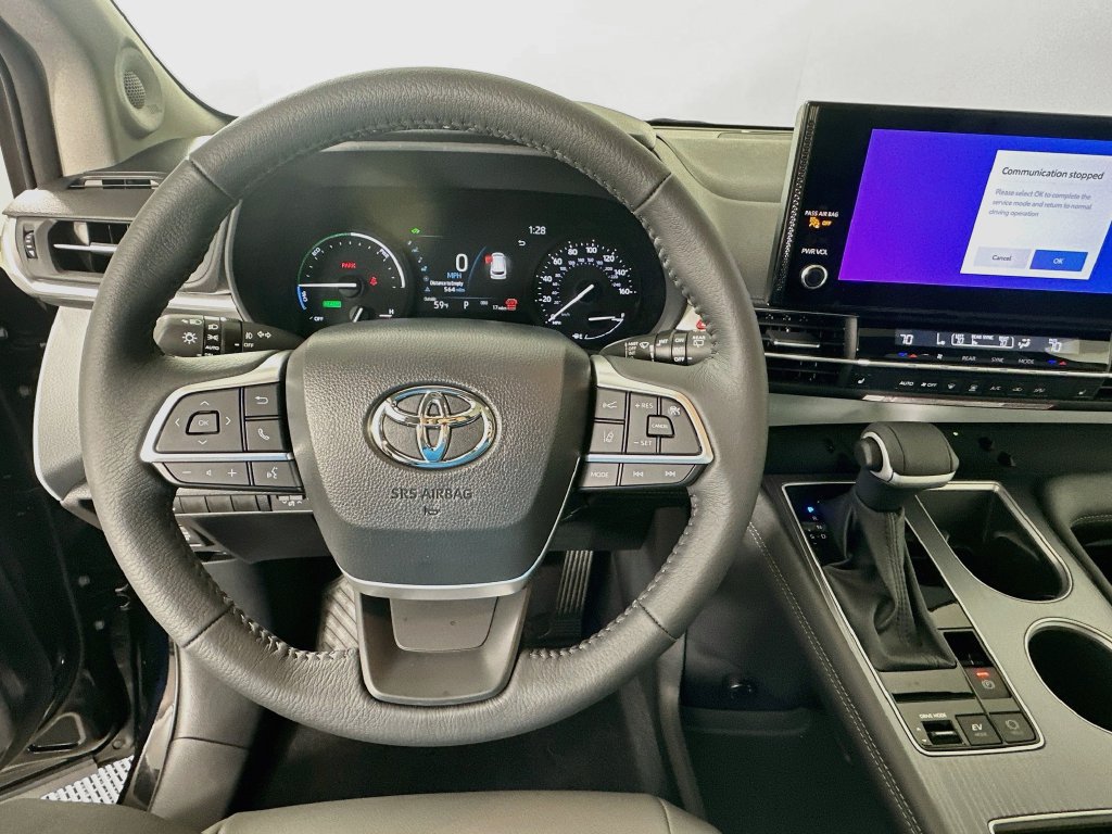 Used 2026 Toyota Sienna XLE FWD image 11