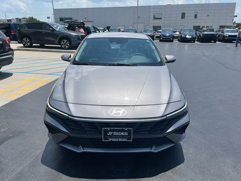 Used 2025 Hyundai Elantra Hybrid FWD image 4