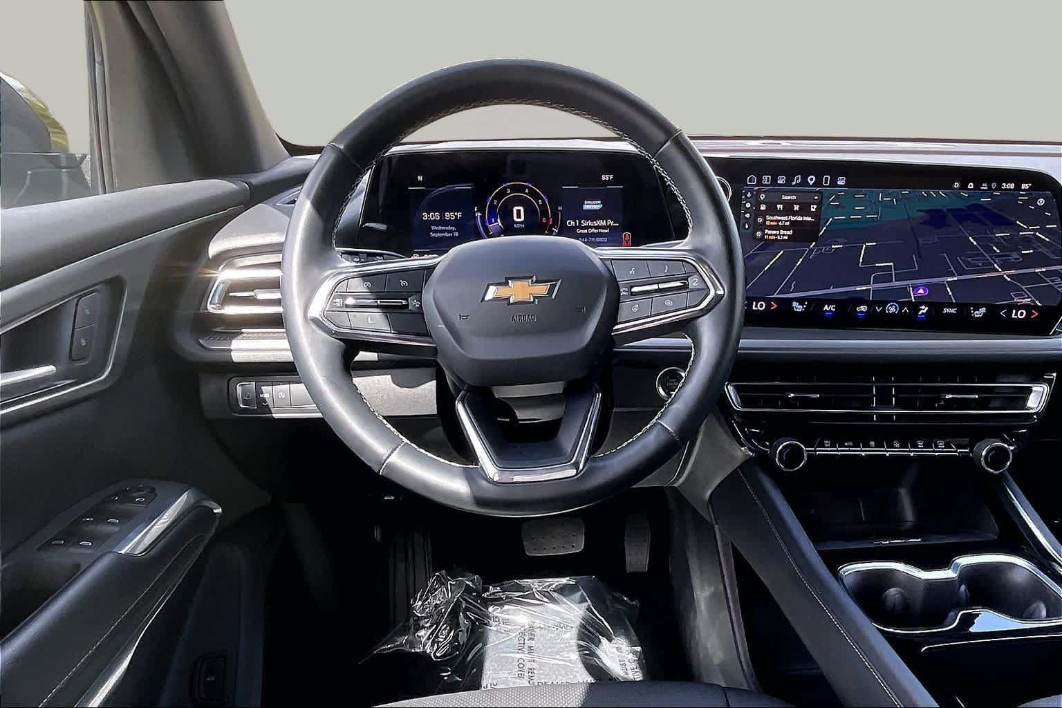 Used 2025 Chevrolet Traverse LT FWD image 6