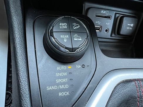 Used 2016 Jeep Cherokee Trailhawk w/ Comfort/Convenience Group AWD/4WD image 39