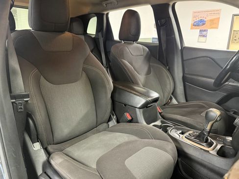 Used 2017 Jeep Cherokee Latitude w/ Safety/Convenience Group image 16