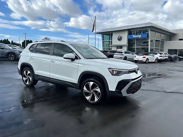 Used 2025 Volkswagen Taos SE w/ Panoramic Sunroof Package AWD/4WD image 2