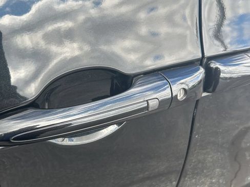 Used 2023 Chrysler Pacifica Touring-L FWD image 21