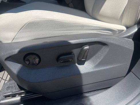 Used 2020 Volkswagen Tiguan SEL FWD image 13