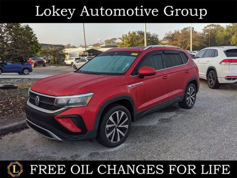 Certified 2022 Volkswagen Taos SE image 1