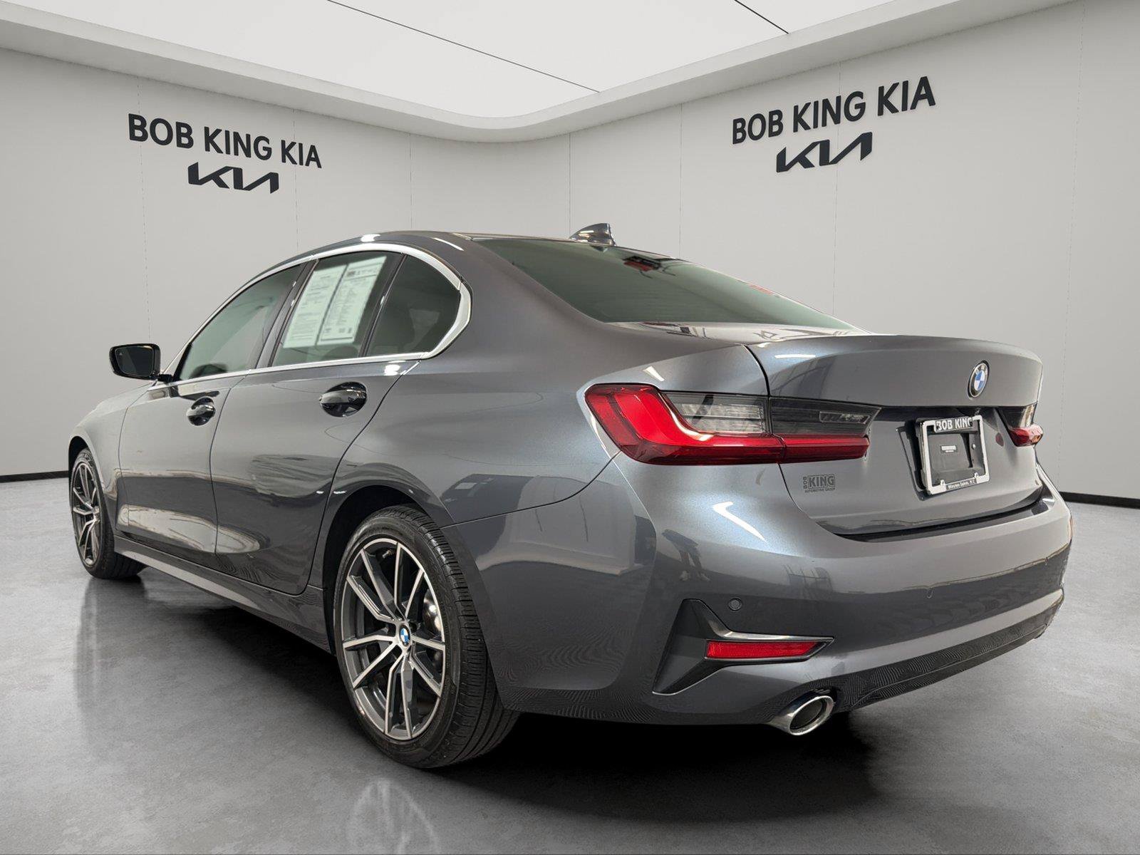 Used 2022 BMW 330i Sedan w/ Premium Package 2 RWD image 3