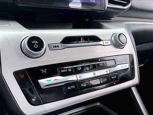 Certified 2021 Ford Explorer XLT w/ Equipment Group 202A image 31