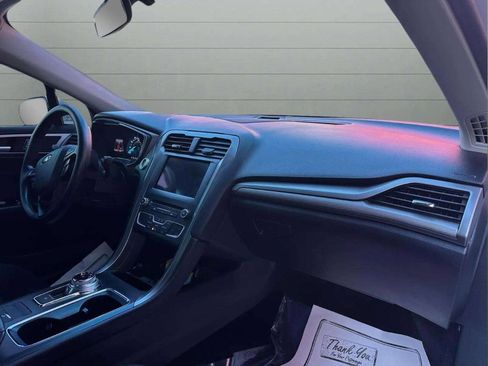 Used 2017 Ford Fusion SE w/ Fusion SE Technology Package image 10