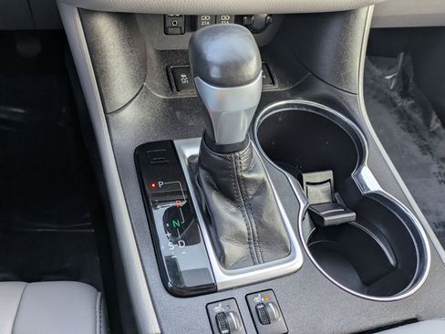 Used 2019 Toyota Highlander XLE image 16