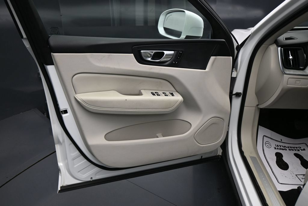 Used 2023 Volvo XC60 B5 Plus FWD image 10