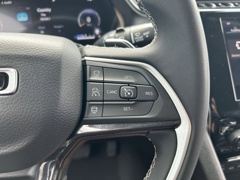 Used 2023 Jeep Grand Cherokee L Laredo image 16