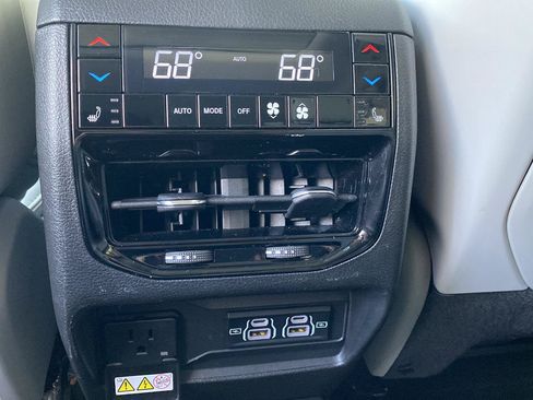 Used 2021 Jeep Grand Cherokee L Overland w/ Luxury Tech Group IV AWD/4WD image 32