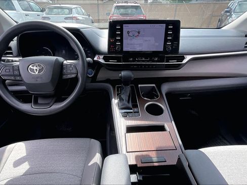 Used 2024 Toyota Sienna LE image 15