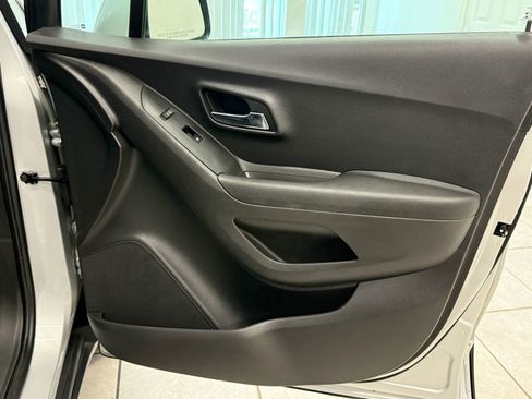 Used 2020 Chevrolet Trax LT w/ LT Convenience Package image 24
