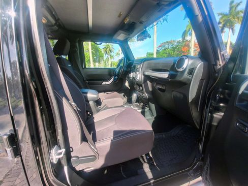 Used 2014 Jeep Wrangler Unlimited Rubicon w/ Connectivity Group AWD/4WD image 34