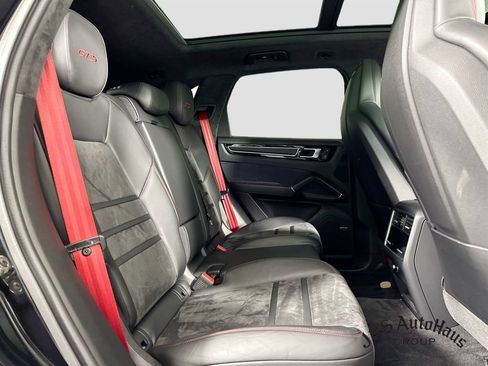 Used 2023 Porsche Cayenne GTS w/ Sport Chrono Package (8LH) AWD/4WD image 35