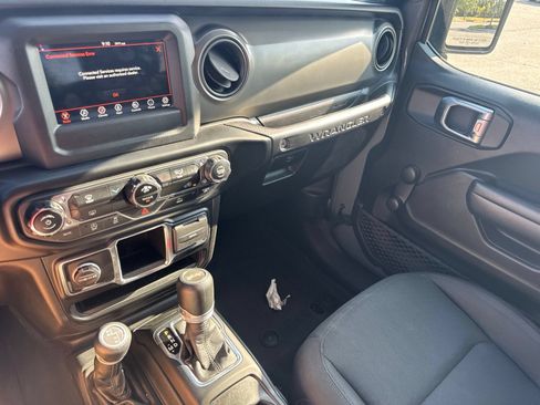 Used 2022 Jeep Wrangler Sport AWD/4WD image 16