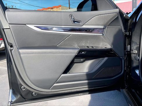 Used 2025 BMW i7 xDrive60 w/ Executive Package image 20