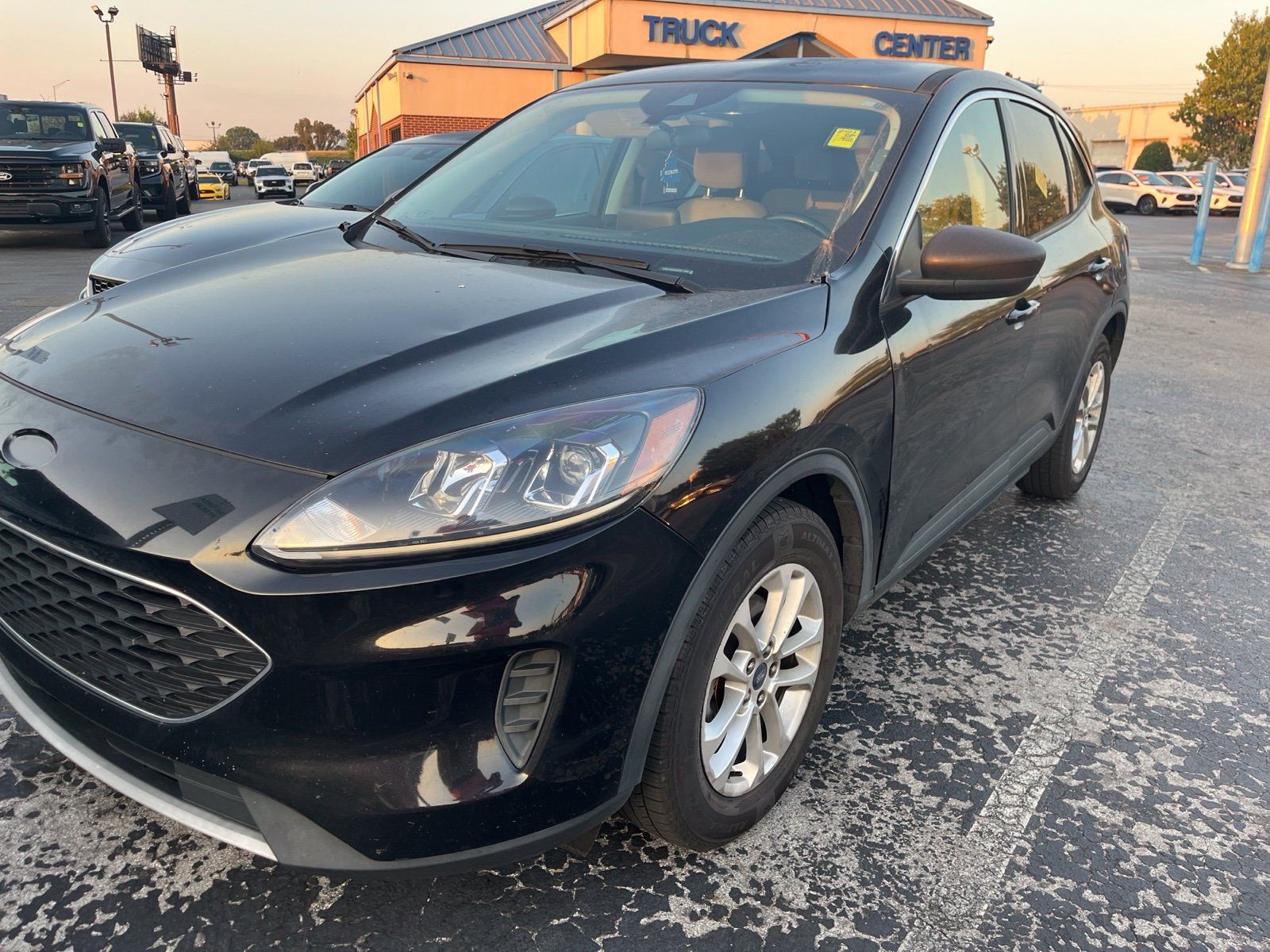 Used 2022 Ford Escape SE w/ Convenience Package FWD image 1