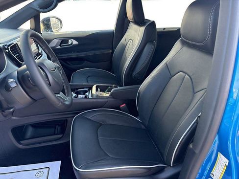 New 2026 Chrysler Pacifica Limited image 9
