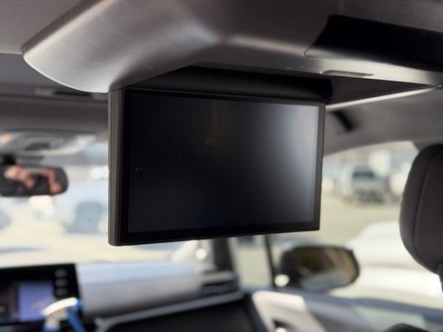 Used 2023 Toyota Sienna XLE Woodland Edition image 7