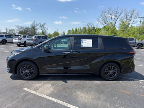 Used 2025 Toyota Sienna XSE AWD/4WD image 3
