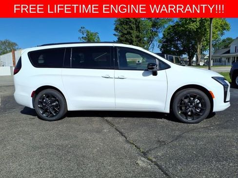 New 2027 Chrysler Pacifica Limited w/ S Appearance Package AWD/4WD image 8
