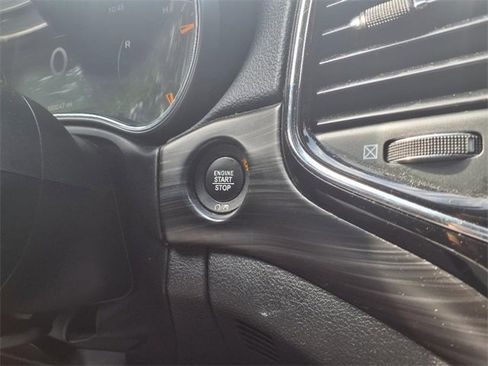 Used 2019 Jeep Grand Cherokee Laredo image 23