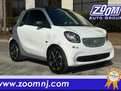 Used 2017 smart fortwo pure image 1