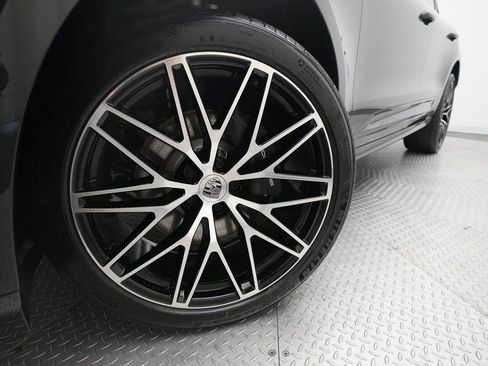 Certified 2026 Porsche Macan image 9