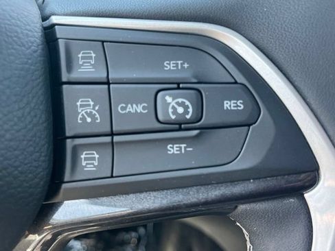 Used 2023 Jeep Grand Cherokee Laredo AWD/4WD image 36