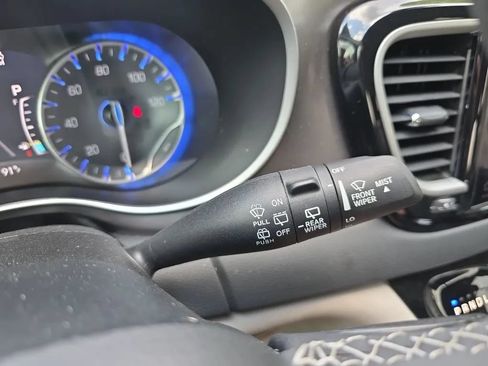 Used 2023 Chrysler Pacifica Touring-L FWD image 20