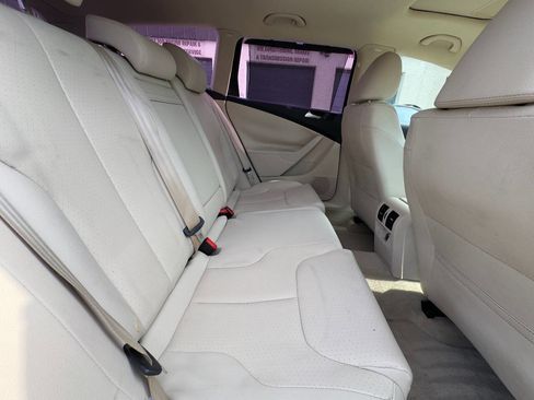 Used 2010 Volkswagen Passat Komfort FWD image 12