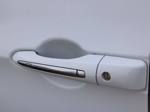 Used 2019 Chrysler Pacifica Touring-L image 16