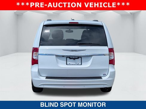 Used 2014 Chrysler Town & Country Touring-L FWD image 6