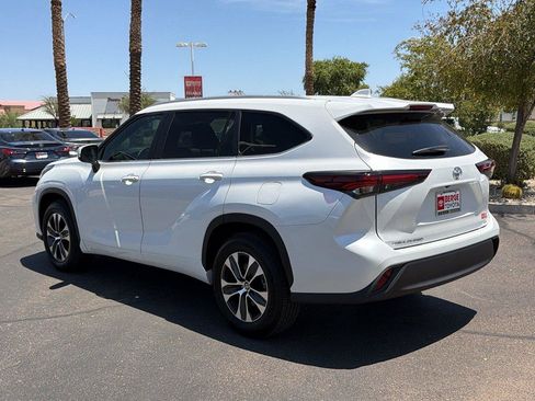 Certified 2025 Toyota Highlander XLE FWD image 6