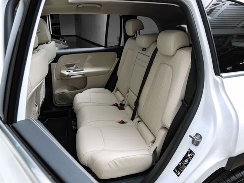 Used 2023 Mercedes-Benz GLB 250 w/ Premium Package image 45