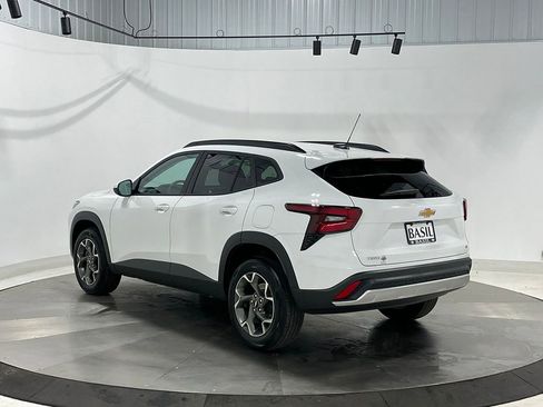 Used 2025 Chevrolet Trax LT w/ LT Convenience Package FWD image 13