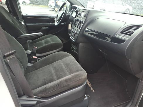 Used 2016 Dodge Grand Caravan SE FWD image 27