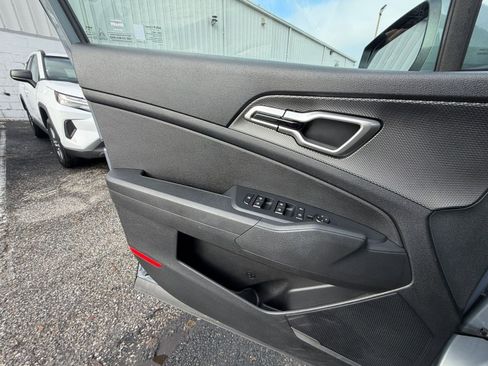 Used 2025 Kia Sportage LX image 18