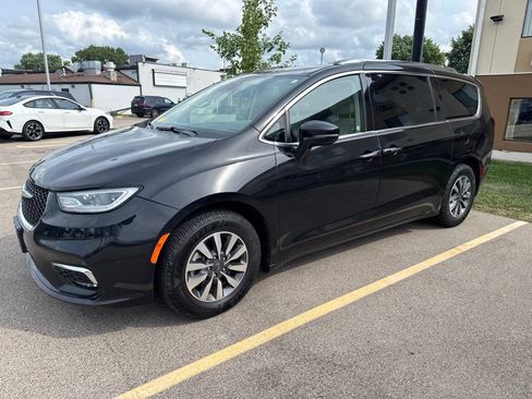 Used 2021 Chrysler Pacifica Touring-L FWD image 8