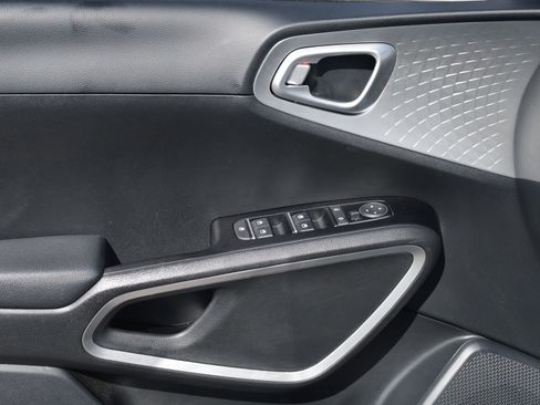 Used 2025 Kia Soul LX FWD image 18