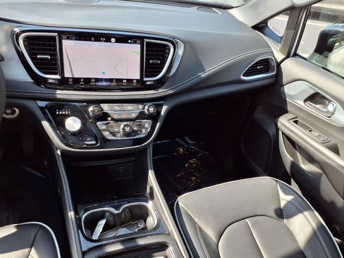 Used 2026 Chrysler Pacifica Limited FWD image 3