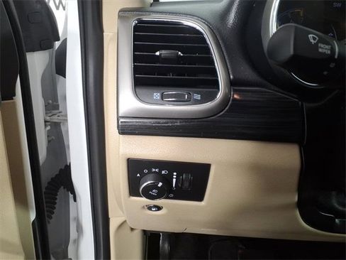 Used 2020 Jeep Grand Cherokee Laredo w/ Security & Convenience Group image 27