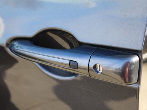 Used 2018 Chrysler Pacifica Touring-L w/ Premium Audio Group image 15