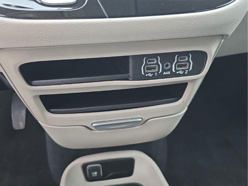Used 2023 Chrysler Pacifica Touring-L FWD image 18