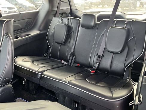 Used 2023 Chrysler Pacifica Limited w/ Uconnect Theater Family Group image 13