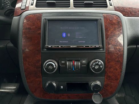 Used 2009 Chevrolet Suburban LT image 24